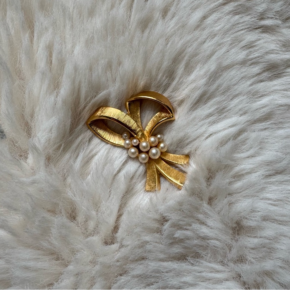 Vintage Signed Trifari Ladies Faux Pearl Ribbon Wreath Gold Tone Pin Brooch